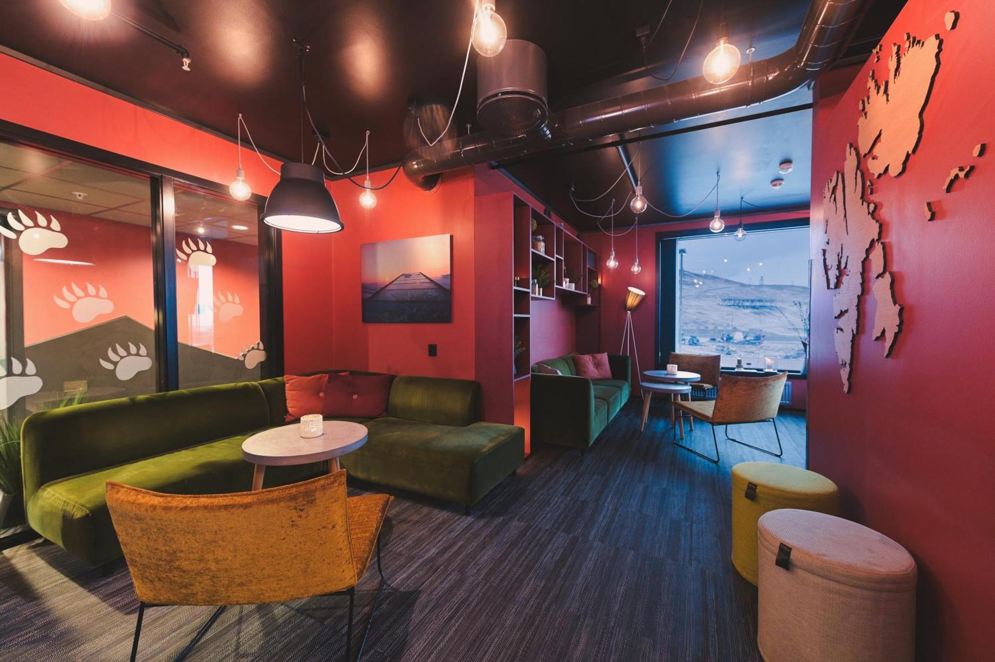 Svalbard Hotell | The Vault Longyearbyen Bagian luar foto